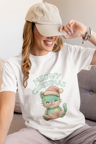 Cute Cat Christmas T-shirt, Meowy Christmas Tee, Unisex Holiday Shirt, Fun Xmas Gift, Cozy Festive Wear